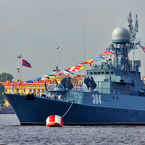 День ВМФ: военный корабль на Неве.