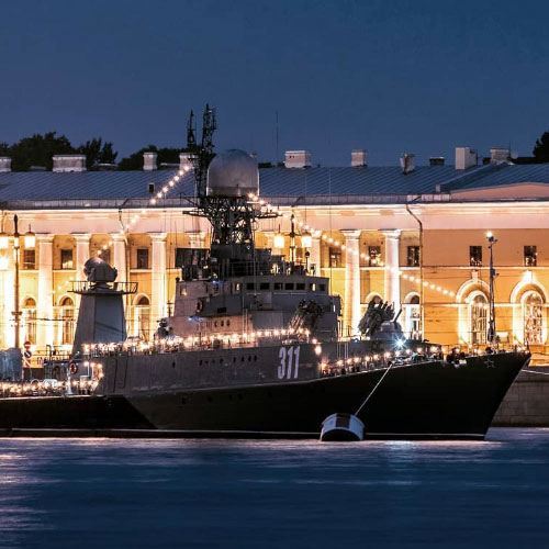 День ВМФ: военные корабли на Неве ночью.